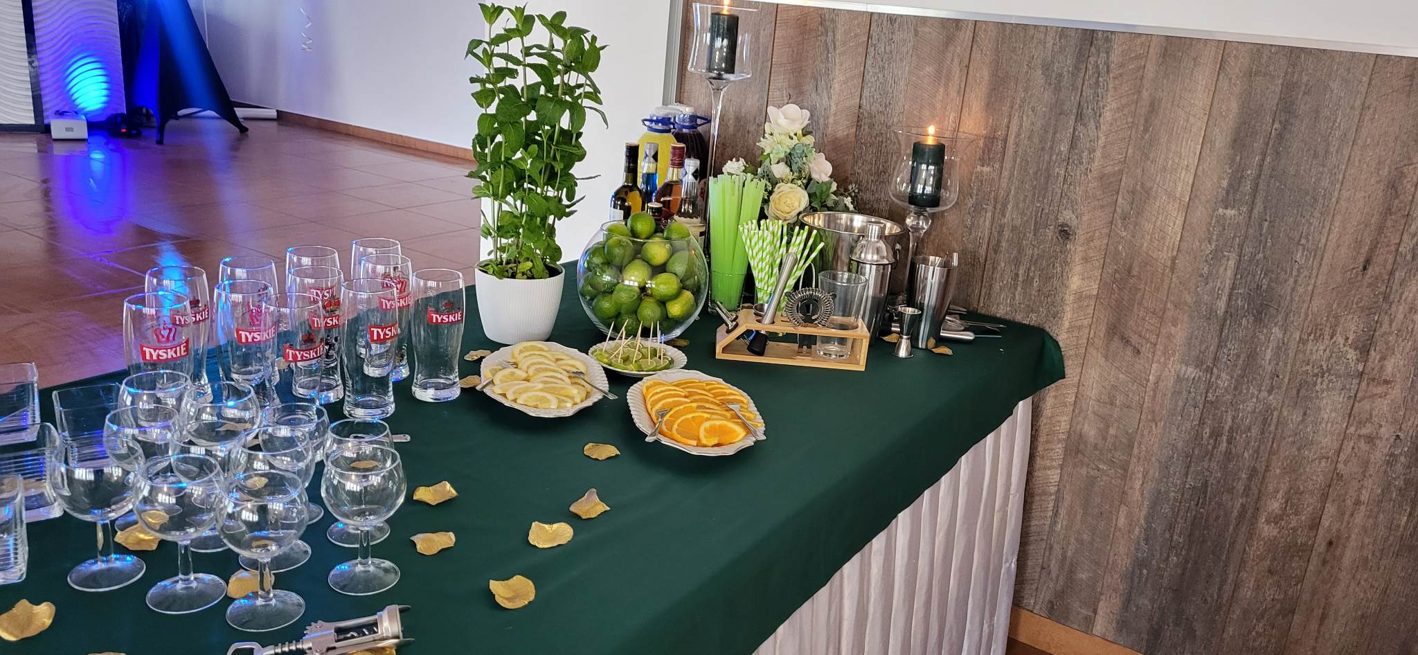 Stół barowy z napojami i dekoracją